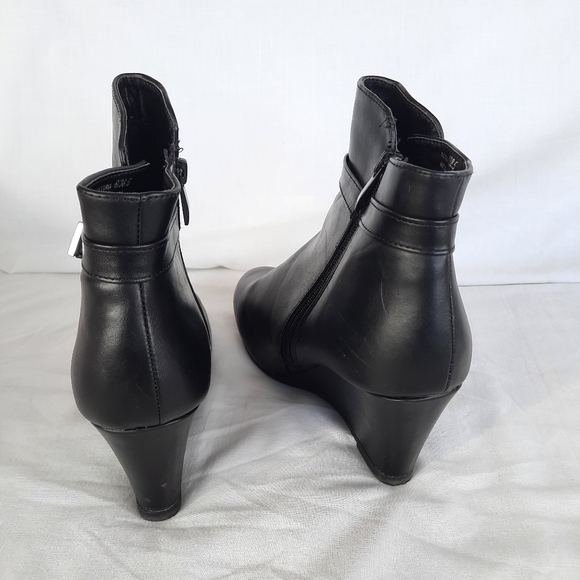CL by Laundry Heeled Booties. Size 8 - Picture 6 of 7